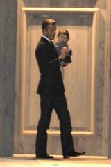 组图：小贝抱女儿离开秀场 小七被闪光灯吓坏