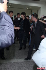 组图：日本花美男三浦春马抵台 粉丝扎堆围观