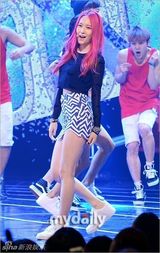 组图：雪莉灿烈主持MCD 金贤重扯衣秀人鱼线