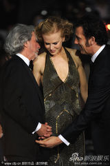 组图：妮可戛纳走红毯 长裙高贵大秀无瑕美背