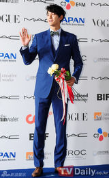 组图：众韩星亮相第17届釜山电影节蓝地毯