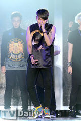 组图：韩团BEAST时隔1年回归开唱 献新曲首舞台