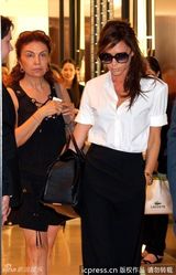 组图：维多利亚带儿子游玩 小潮男星样十足