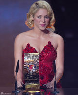 组图：夏奇拉抹胸红裙亮相颁奖礼遭贝利强吻