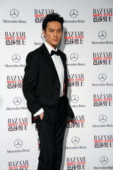 组图：冯绍峰获芭莎年度明星 五部电影见证成长