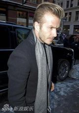 组图：小贝抱爱女助阵妻子时装秀 小七举花卖萌