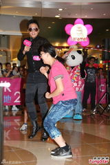 组图：洪天明双眼哭肿戴墨镜 老婆计划再生一个