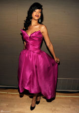 高清图：蕾哈娜玫红色宫廷式抹胸礼服性感亮相