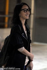 组图：周迅机场文艺范儿十足 遇男子强插队看美颜