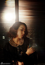 组图：SARA暗黑系写真曝光 眼神凌厉冷峻