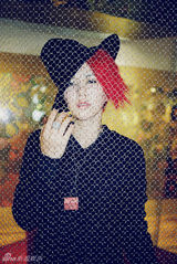 组图：谭维维《拥抱》将发 红发摇滚范游牧逆行