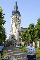 组图：哈莉-贝瑞婚礼遭曝光 银色礼服闪钻耀眼