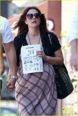 组图：巴里摩尔挺大肚与丈夫共进午餐