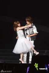 幻灯图：杨丞琳个唱与言承旭甜蜜拥抱 群星助阵观战