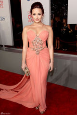 高清组图：黛米-洛瓦托粉色抹胸礼服爆乳亮相