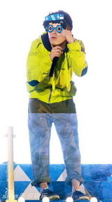 幻灯图：陈冠希北京搞怪代言 忙捞金不正面回应复出