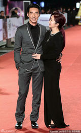 组图：陶晶莹黑裙典雅 挽老公李李仁秀恩爱