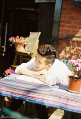 组图：郑斯仁春日街拍 演绎阳光“暖男情书”