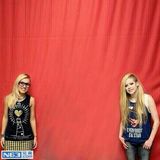 组图：艾薇儿被批粉丝合影不让碰 蕾哈娜随便摸