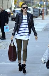 高清组图：米兰达-可儿街拍机车夹克搭配条纹衫