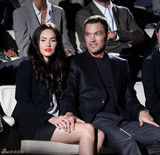 组图：梅根同丈夫现身米兰时装周 黑衣红唇冷艳