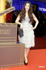 幻灯图集：范冰冰出席剪彩仪式 飘逸裙装化身美人鱼