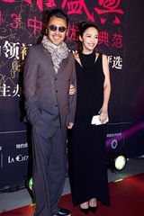 组图：姚晨露背长裙性感亮相 携手吴秀波走红毯