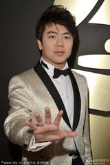 组图：郎朗帅气亮相格莱美红毯 招牌手势绅士范