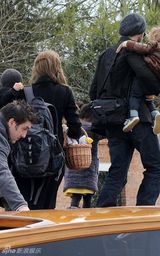 幻灯图集：朱莉皮特探访波斯尼亚难民营