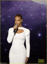 组图：碧昂斯穿白色长裙为人道主义日献唱