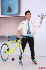 组图：哈林否认吴莫愁绯闻 不介意与李敏镐比较