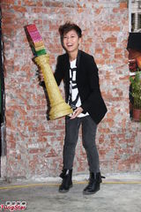 组图：何韵诗帅气亮相开心入围金马奖