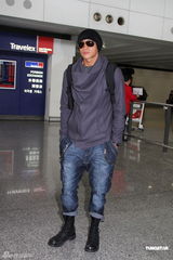 组图：何润东由日本安全抵港 谈遇震心有余悸