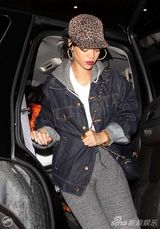 组图：蕾哈娜洛杉矶录音休闲风红唇欲滴