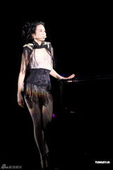 组图：莫文蔚开唱变身金花 透视装大秀完美身材