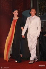 组图：谢霆锋张柏芝夫妇携手现身红毯秀恩爱