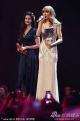 组图：斯威夫特性感短裙献唱 囊括最佳女歌手等3奖