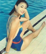 组图：网曝张曼玉早年青涩泳装凸点