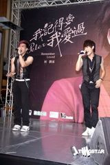 幻灯组图：AK顶酷暑台北签唱 劲歌热舞谢歌迷支持