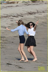 组图：洛德与泰勒沙滩巧遇 兴奋狂舞不顾发型