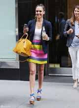 组图：杰西卡-阿尔芭街拍彩虹裙搭配潮包