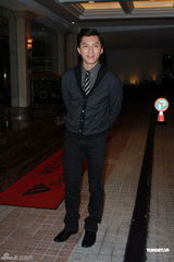 组图：钟镇涛生日携女亮相派对 谭咏麟叶童现身