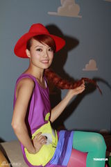 组图：容祖儿拍摄服饰广告 代言身价达百万