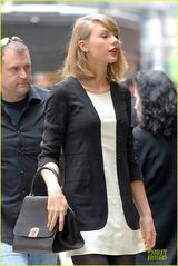 组图：斯威夫特穿黑丝秀大长腿 抬头挺胸显高傲