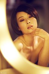 幻灯图：袁莉性感演绎镜中花 低胸香肩显熟女诱惑 