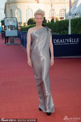 组图：《雪国列车》首映 蒂尔达斜肩礼服亮相