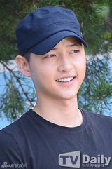 组图：韩星宋仲基入伍短发帅气 将服现役21个月