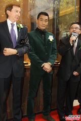 组图：梁家辉沪上吸金 私下被彭于晏叫“爹地”