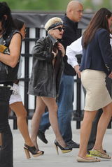 幻灯图：Lady gaga铆钉装看棒球赛 不满球员竖中指