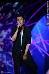 组图：中秋蔡依林献唱露胸光 谢霆锋拒谈王菲